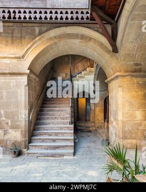 La lumière du jour extérieur tourné d'escalier qui jusqu'menant à Wikalet Bazaraa caravansérail public historique, bâtiment adapté dans le district de Gamalia, cité médiévale Le Caire, Egypte Banque D'Images