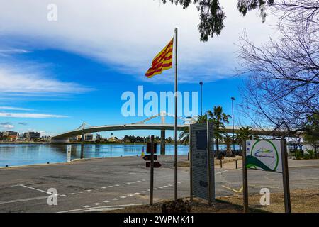 Drapeau de la Catalogne et Lo Passador, pont en béton sur l'Èbre, Delta de l'Èbre, Riu Ebre, Catalogne, Catalogne, Catalogne, Espagne Banque D'Images