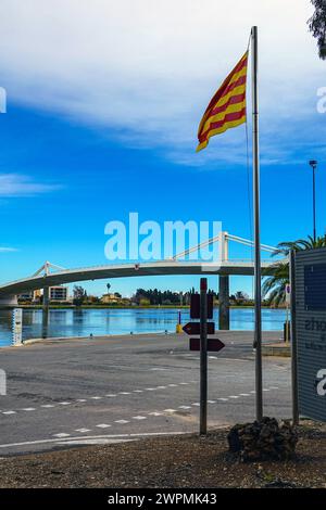 Drapeau de la Catalogne et Lo Passador, pont en béton sur l'Èbre, Delta de l'Èbre, Riu Ebre, Catalogne, Catalogne, Catalogne, Espagne Banque D'Images