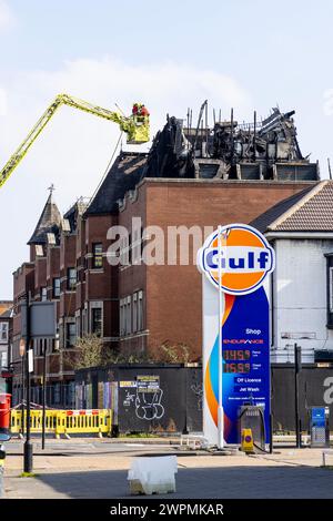 8 mars 2024 - bâtiment du poste de police de Forest Gate sur Romford Road après l'incendie du 6 mars, Newham, Londres, Angleterre Banque D'Images