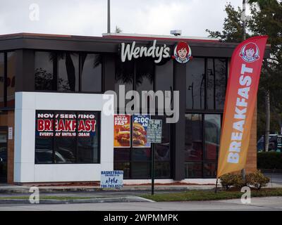 Miami, Floride, États-Unis - 24 février 2024 : Wendy's Restaurant de West Kendall avec de nombreuses publicités. Banque D'Images