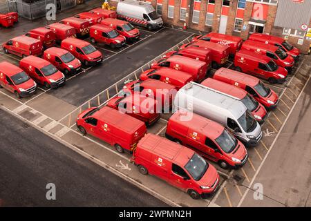 LEEDS, ROYAUME-UNI - 16 FÉVRIER 2024. Vue aérienne d'une flotte de bureaux de poste stationnés livrer des véhicules stationnés dans un dépôt Banque D'Images