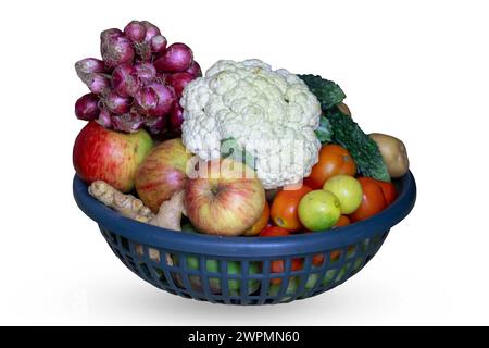 Légumes frais différents dans un panier isolé en blanc Banque D'Images