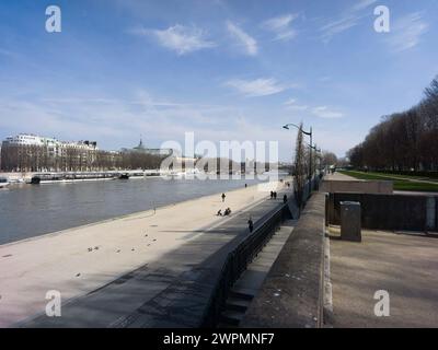 Paris, France. 08 mars 2024. Cette photographie prise le 7 mars 2024 montre les quais de Seine à Paris, où aura lieu la cérémonie d’ouverture des Jeux Olympiques. Photo par Eliot Blondet/ABACAPRESS.COM crédit : Abaca Press/Alamy Live News Banque D'Images