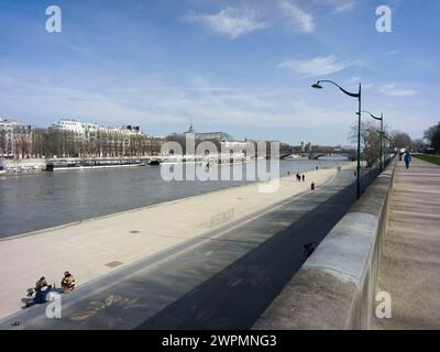 Paris, France. 08 mars 2024. Cette photographie prise le 7 mars 2024 montre les quais de Seine à Paris, où aura lieu la cérémonie d’ouverture des Jeux Olympiques. Photo par Eliot Blondet/ABACAPRESS.COM crédit : Abaca Press/Alamy Live News Banque D'Images