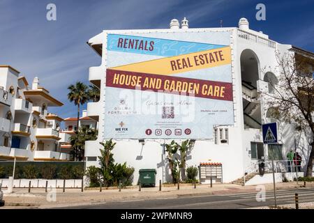 Immeuble d'appartements à Albufeira Nouvelle ville affiche géante de la publicité sur le côté d'un immeuble d'appartements locations immobilières le 6 mars 2024 Banque D'Images