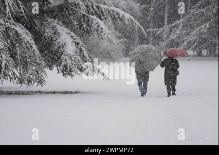 Neve in città con disagi/neige dans la ville Banque D'Images