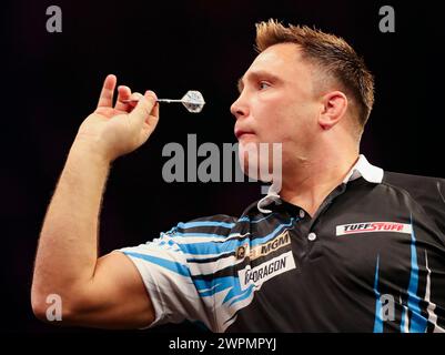 Brighton, Royaume-Uni. 07 mars 2024. Gerwyn Price lance lors de la BetMGM premier League Darts 2024, nuit 6 au Brighton Centre, Brighton, Angleterre, Royaume-Uni le 7 mars 2024 crédit : Every second Media/Alamy Live News Banque D'Images