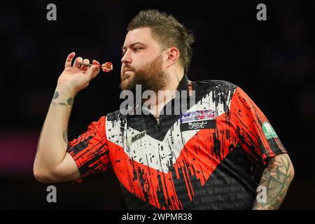 Brighton, Royaume-Uni. 07 mars 2024. Michael Smith lance lors de la 2024 BetMGM premier League Darts, Night 6 au Brighton Centre, Brighton, Angleterre, Royaume-Uni le 7 mars 2024 Credit : Every second Media/Alamy Live News Banque D'Images