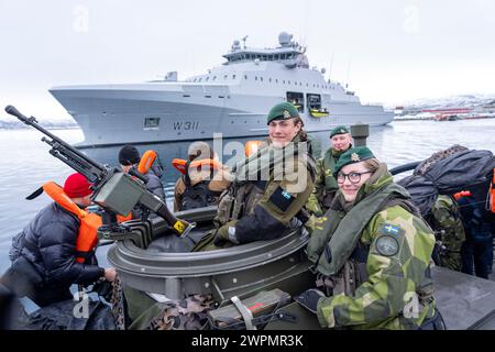 Alta 20240308.Shooter Vera Rolander est l'un des 24 soldats suédois répartis sur deux bateaux de combat CB90 du Stockholm Amphibious Regiment qui ont fait le voyage à l'exercice militaire Nordic Response à Alta après que la Suède est devenue membre de l'OTAN la veille. Elle est la seule femme de ce voyage et n'a pas pu célébrer la Journée de la femme ni la nouvelle adhésion de la Suède à l'OTAN la veille. Rolander estime que la Suède devient un pays plus sûr dans le cadre de l'OTAN et ne croit pas qu'il y ait un réel danger de guerre avec la Russie. Le tireur Vera Rolander est l'un des 24 soldats suédois répartis sur deux Banque D'Images