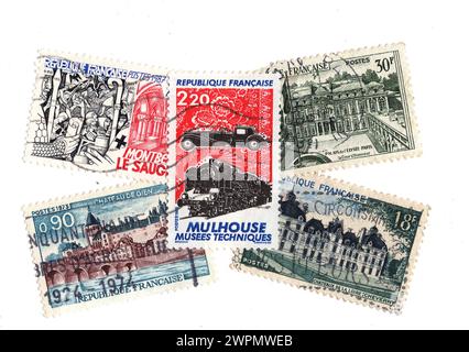 Montage de timbres-poste vintage de France isolés sur fond blanc. Banque D'Images