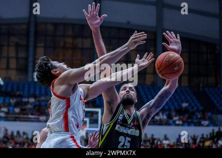 Cebu, Philippines. 8 mars 2024. Austin Daye (R) des New Taipei Kings défend Shuta Hara des Chiba jets lors de la demi-finale de la East Asia Super League (EASL) 2024 entre les Chiba jets japonais et les New Taipei Kings du Taipei chinois dans la province de Cebu, Philippines, le 8 mars 2024. Crédit : Rouelle Umali/Xinhua/Alamy Live News Banque D'Images