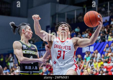 Cebu, Philippines. 8 mars 2024. Shuta Hara (à droite) de Chiba jets va pour un match lors de la demi-finale de la East Asia Super League (EASL) final four 2024 entre les Japonais Chiba jets et les New Taipei Kings du Taipei chinois dans la province de Cebu, aux Philippines, le 8 mars 2024. Crédit : Rouelle Umali/Xinhua/Alamy Live News Banque D'Images