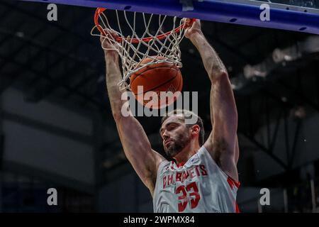 Cebu, Philippines. 8 mars 2024. John Mooney de Chiba jets dunque lors de la demi-finale de la East Asia Super League (EASL) 2024 entre les Japonais Chiba jets et les New Taipei Kings du Taipei chinois dans la province de Cebu, aux Philippines, le 8 mars 2024. Crédit : Rouelle Umali/Xinhua/Alamy Live News Banque D'Images