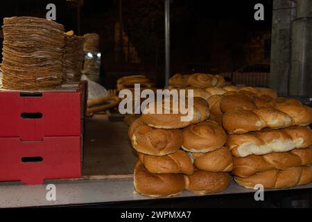 Bagels arabes traditionnels, pain de Sabbat et matzah de pâque dans le marché de rue à Jérusalem. Banque D'Images