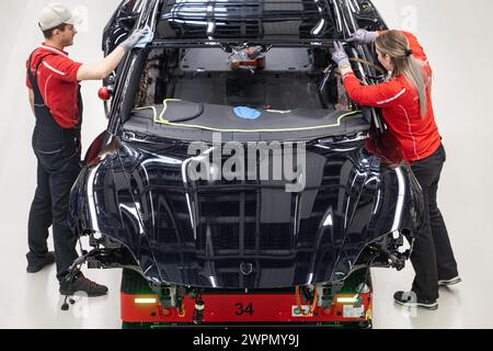 Stuttgart, Allemagne. 08 mars 2024. Les employés de Porsche AG assemblent une Porsche Taycan entièrement électrique dans l'usine principale de Zuffenhausen. Crédit : Marijan Murat/dpa/Alamy Live News Banque D'Images