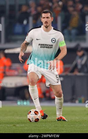 Lewis Dunk de Brighton contrôle le ballon lors de la manche 16 de l'UEFA Europa League AS Roma - Brighton & Hove Albion au Stadio Olimpico le 7 mars 2024 à Rome, Italie. Banque D'Images