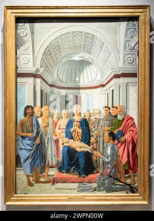 Milan, Italie - 23 septembre 2023 : Musée de peinture antique de Brera. Madonna et enfant avec des saints, des anges et Federico da Montefeltro, par le peintre Piero d Banque D'Images