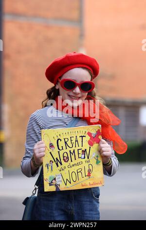 Une jeune fille déguisée en agent Fifi pour la Journée mondiale du livre dans le Sussex de l'Ouest, au Royaume-Uni. Banque D'Images