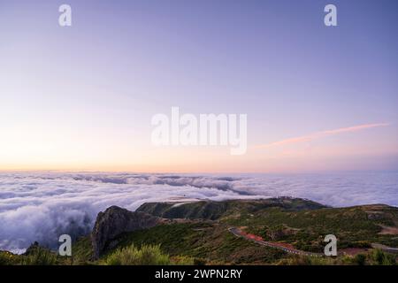 Atmosphère au lever du soleil au-dessus des nuages, Pico do Areeiro, Madère, Portugal, Europe Banque D'Images