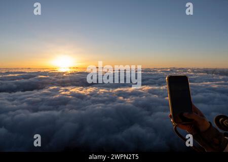 Atmosphère au lever du soleil au-dessus des nuages, Miradouro do Pico do Areeiro, Madère, Portugal, Europe Banque D'Images