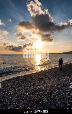 Coucher de soleil sur la plage de Nice, Nice en hiver, Sud de la France, Côte d'Azur, France, Europe Banque D'Images