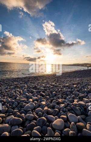 Coucher de soleil sur la plage de Nice, Nice en hiver, Sud de la France, Côte d'Azur, France, Europe Banque D'Images