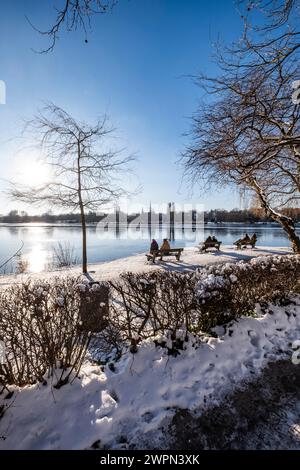 Les gens apprécient le soleil à l'Aussenalster à Hambourg, impressions d'hiver, Allemagne du Nord, Allemagne Banque D'Images