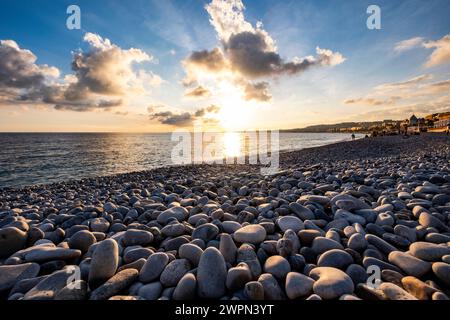 Coucher de soleil sur la plage de Nice, Nice en hiver, Sud de la France, Côte d'Azur, France, Europe Banque D'Images