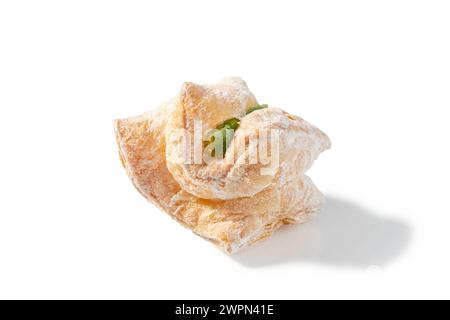 Une délicieuse pâtisserie feuilletée remplie de délices turcs verts et saupoudrée d'un voile de sucre en poudre Banque D'Images