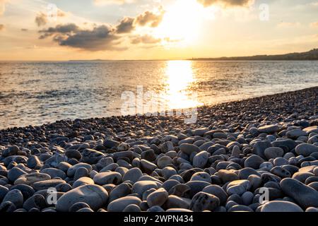 Coucher de soleil sur la plage de Nice, Nice en hiver, Sud de la France, Côte d'Azur, France, Europe Banque D'Images