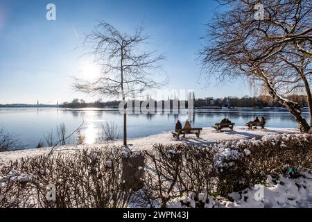 Les gens apprécient le soleil à l'Aussenalster à Hambourg, impressions d'hiver, Allemagne du Nord, Allemagne Banque D'Images