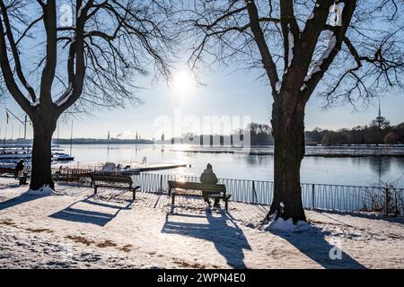 Les gens apprécient le soleil à l'Aussenalster à Hambourg, impressions d'hiver, Allemagne du Nord, Allemagne Banque D'Images