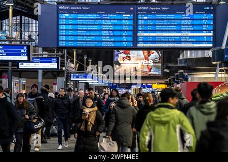 Tableaux d'affichage à la gare centrale de Hambourg, heure de pointe du soir, avant un autre GDL, grève des conducteurs de train, gare complète, Wandelhalle, Allemagne Banque D'Images