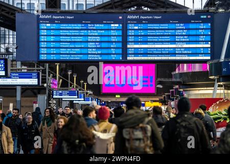 Tableaux d'affichage à la gare centrale de Hambourg, heure de pointe du soir, avant un autre GDL, grève des conducteurs de train, gare complète, Wandelhalle, Allemagne Banque D'Images