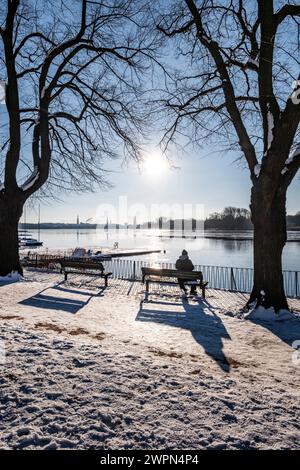 Les gens apprécient le soleil à l'Aussenalster à Hambourg, impressions d'hiver, Allemagne du Nord, Allemagne Banque D'Images