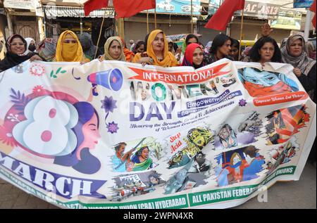 Les femmes participent au rassemblement ''Aurat Azadi March'' à l'occasion de la Journée internationale des femmes organisée par All Pakistan Wapda Hydro Electric Workers Union (CBA), à Hyderabad le vendredi 8 mars 2024. Banque D'Images