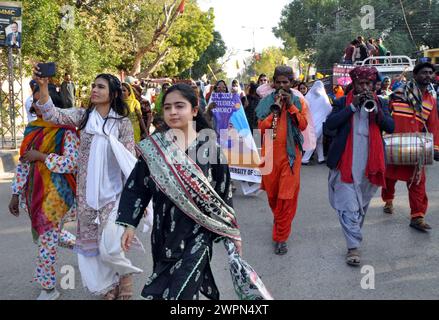 Les femmes participent au rassemblement ''Aurat Azadi March'' à l'occasion de la Journée internationale des femmes organisée par Women action Forum, au club de presse d'Hyderabad le vendredi 8 mars 2024. Banque D'Images