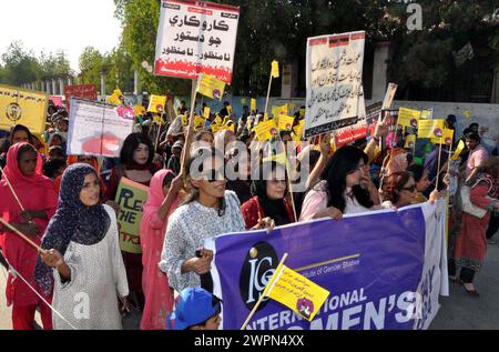 Les femmes participent au rassemblement ''Aurat Azadi March'' à l'occasion de la Journée internationale des femmes organisée par Women action Forum, au club de presse d'Hyderabad le vendredi 8 mars 2024. Banque D'Images