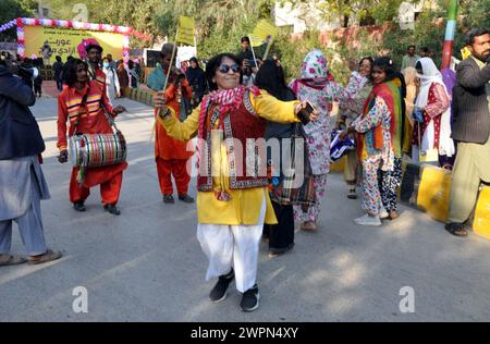 Les femmes participent au rassemblement ''Aurat Azadi March'' à l'occasion de la Journée internationale des femmes organisée par Women action Forum, au club de presse d'Hyderabad le vendredi 8 mars 2024. Banque D'Images