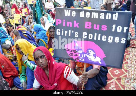 Les femmes participent au rassemblement ''Aurat Azadi March'' à l'occasion de la Journée internationale des femmes organisée par Women action Forum, au club de presse d'Hyderabad le vendredi 8 mars 2024. Banque D'Images