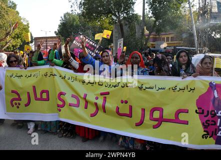 Les femmes participent au rassemblement ''Aurat Azadi March'' à l'occasion de la Journée internationale des femmes organisée par Women action Forum, au club de presse d'Hyderabad le vendredi 8 mars 2024. Banque D'Images