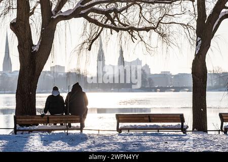 Les gens apprécient le soleil à l'Aussenalster à Hambourg, impressions d'hiver, Allemagne du Nord, Allemagne Banque D'Images