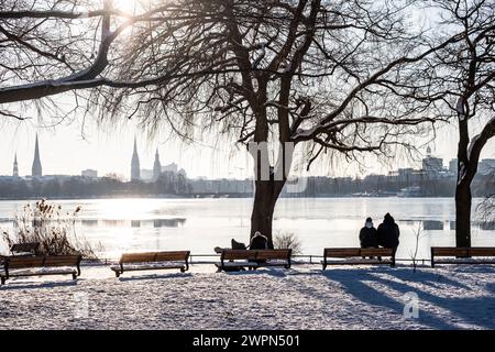 Les gens apprécient le soleil à l'Aussenalster à Hambourg, impressions d'hiver, Allemagne du Nord, Allemagne Banque D'Images