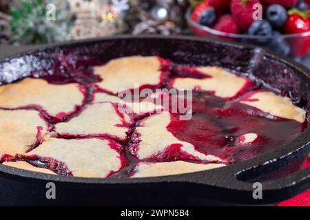 Cordonnier de baies fait maison dans une poêle en fonte, décoration de Noël sur un fond, horizontal, gros plan Banque D'Images