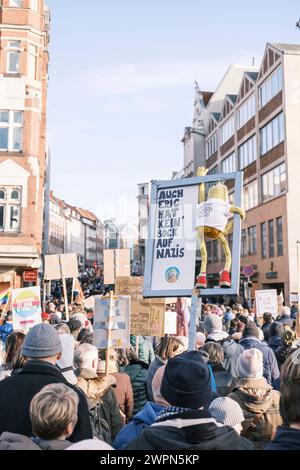 marche de manifestation contre la droite à Lübeck Banque D'Images