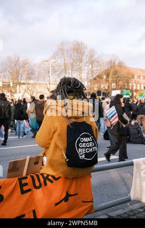 Des grannies contre la droite lors d'une manifestation à Lübeck Banque D'Images