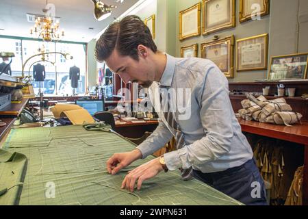 Tissu de marquage jeune tailleur à Henry Pole tailleur sur mesure à Savile Row, Londres Banque D'Images