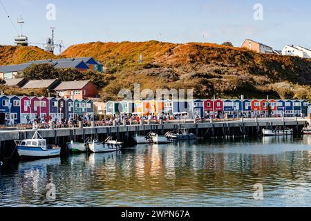 Cabanes colorées à homard sur l'île au large de Helgoland dans la mer du Nord, atmosphère estivale Banque D'Images