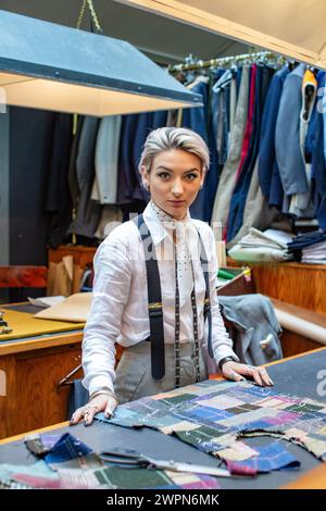 Tailleur féminin chez Huntsman tailleur sur mesure à Savile Row, Londres Banque D'Images